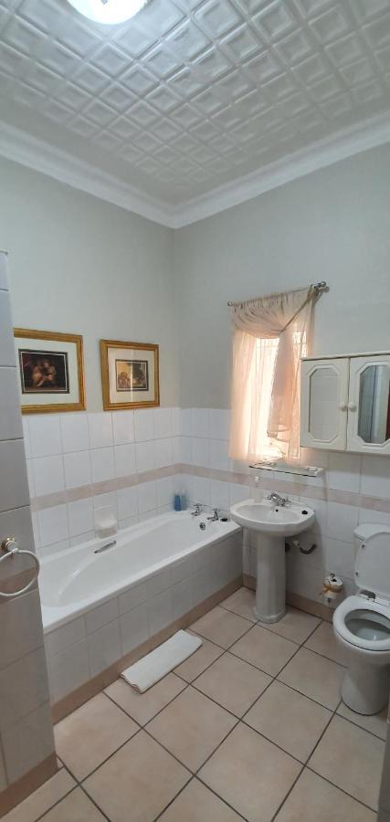 Acacia Westdene B&B Блоемфонтейн Екстериор снимка