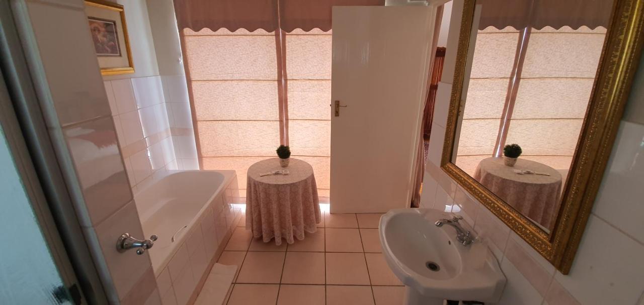 Acacia Westdene B&B Блоемфонтейн Екстериор снимка